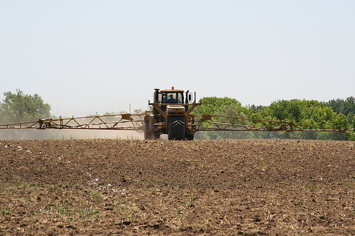Fertiliser being applied to a field. Fertilisers emit greenhouse gases in multiple ways.
